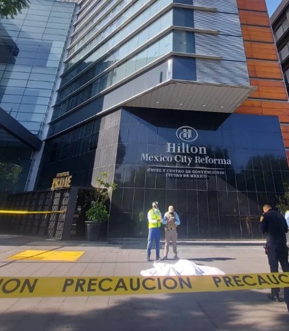 Hombre cae de Hotel en la alameda CDMX y muere