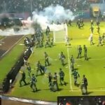 Video- Disturbios en partido de fútbol deja al menos 130 muertos: Indonesia