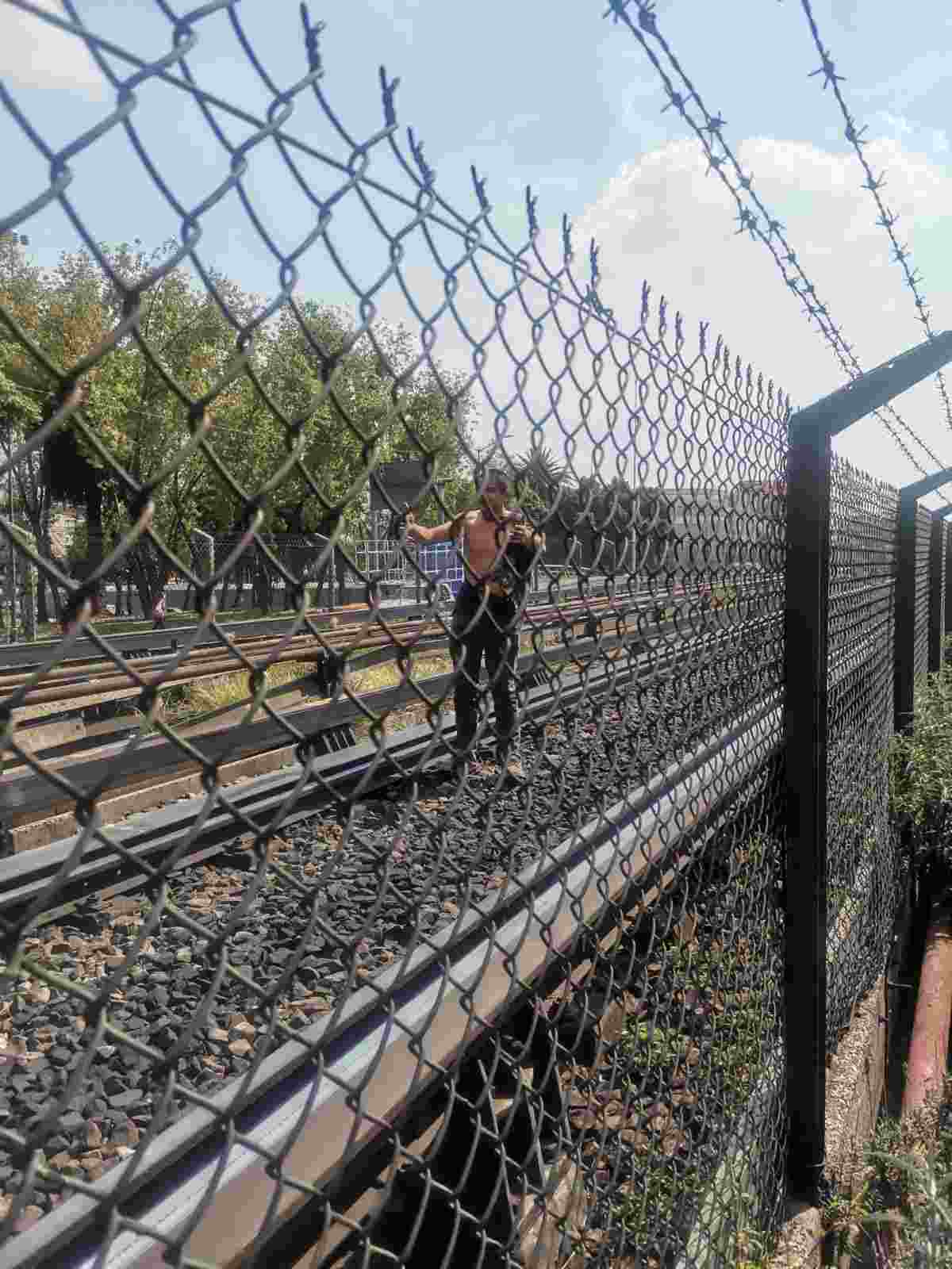 hombre en el metro-compressed (1)