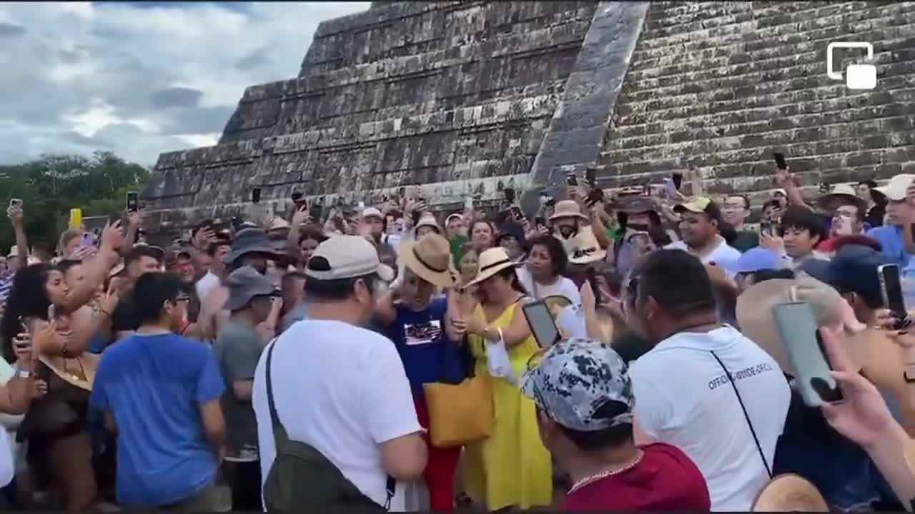 Mujer sube a pirámide de Chichen Itzá