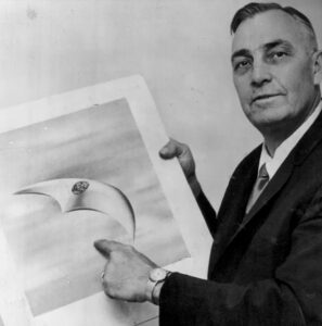 Kenneth Arnold reportó ver esos objetos en forma de boomerang desde su avión.