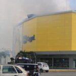 Incendio en Coppel Cancún, evacuan a 300 personas