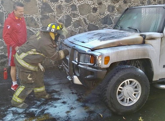 Se incendia camioneta de Alfredo Adame