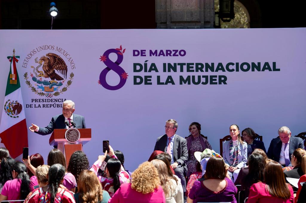 Día Intenacional de la mujer AMLO