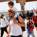 Migrantes trabajan en México esperando cruzar a EUA