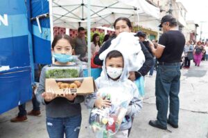 El DIF Huixquilucan hace entrega de apoyos alimenticios a familias en la colonia Pirules