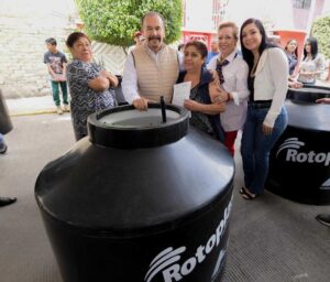 SUMA GOBIERNO DE ATIZAPÁN DE ZARAGOZA APOYOS A POBLACIÓN VULNERABLE CON ENTREGA DE TINACOS EN LA COLONIA MARGARITA MAZA DE JUÁREZ