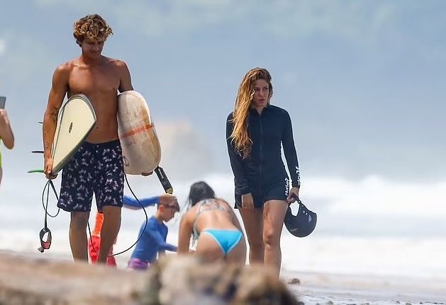 Shakira surf Costa Rica