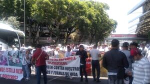 Protesta bloquea la Terminal 1 del AICM, generando inconvenientes en los vuelos