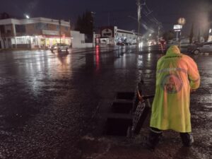 En Metepec, Grupo Tlanchana supervisa el alcantarillado para evitar contingencias ocasionadas por la lluvia