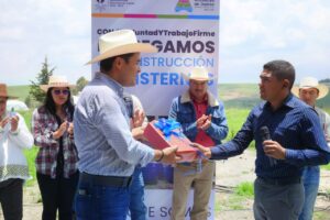 El presidente municipal de Almoloya de Juárez, hace entrega de trece cisternas para el abasto y consumo de agua potable