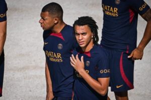 kylian_y_ethan_mbappe_en_un_entrenamiento_del_psg_001