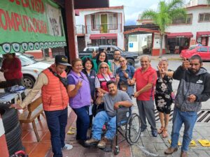 Enrique Vargas entrega silla de ruedas en Coatepec Harinas