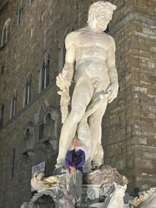 turista-dano-estatua-neptuno-florencia