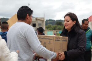 Tianguistenco le brinda ayuda a las familias con canasta alimentaria