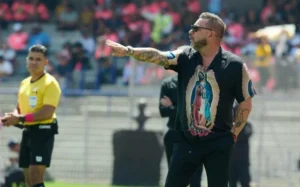 Antonio-Mohamed-con-camisa-de-la-Virgen