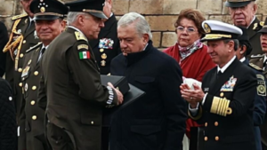 Obrador-condecora-al-general-Cienfuegos-quien-fue-acusado-de-narcotrafico-por-EU