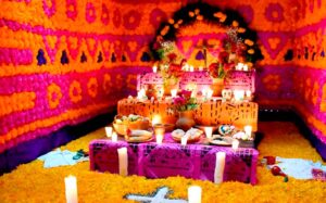 Se acerca el Día de Muertos y por las calles ya se comienzan a ver los tradicionales colores naranja, morado y negro