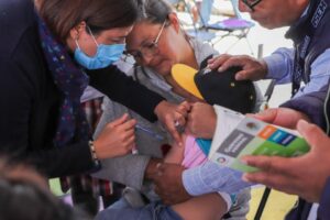 Inicia con éxito la Campaña de Vacunación contra Influenza y COVID-19 en el Estado de México