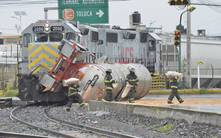 Tren arrolla a pipa en Toluca