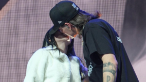 -Confirman-noviazgo-Peso-Pluma-y-Nicki-Nicole-se-besan-en-pleno-concierto-1