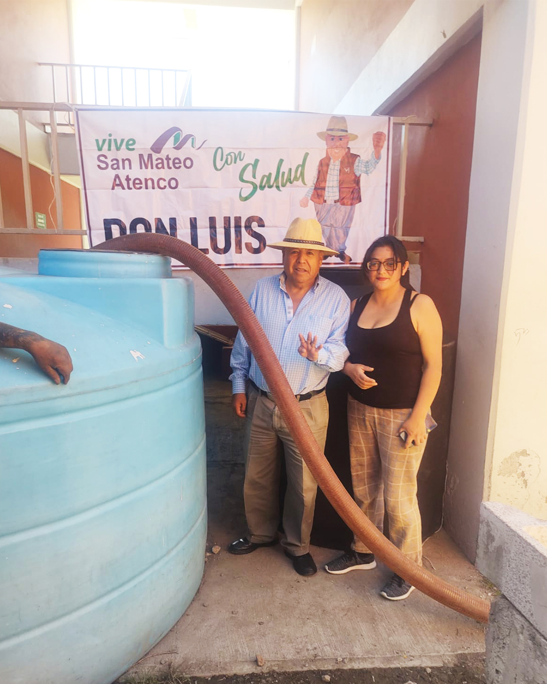 Luis Manjarrez donando una pipa de agua a la Escuela Secundaria Técnica 66