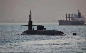 submarino armado con misiles guiados