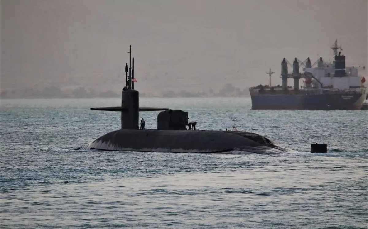 submarino armado con misiles guiados