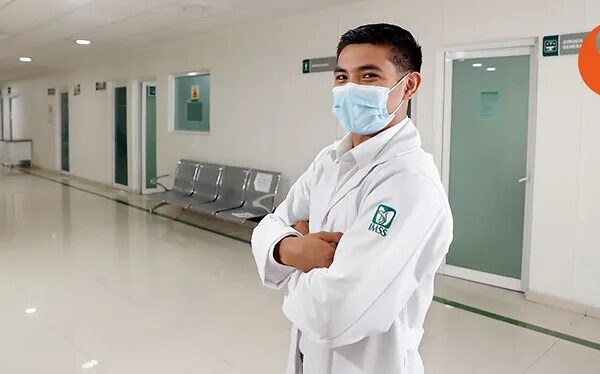 IMSS aprueba continuar compensación adicional para médicos especialistas