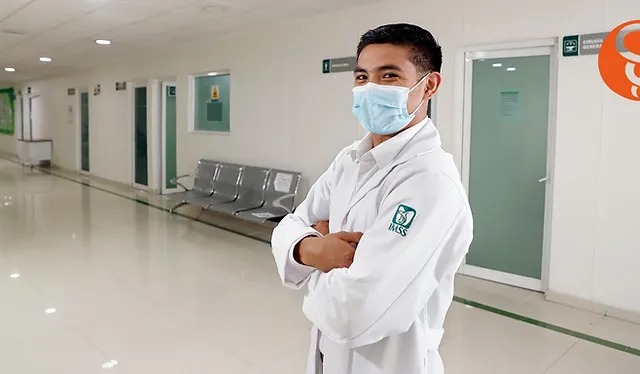 IMSS aprueba continuar compensación adicional para médicos especialistas