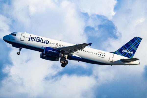 Pasajero de JetBlue embriagado provoca caos a bordo: detenido en pleno vuelo