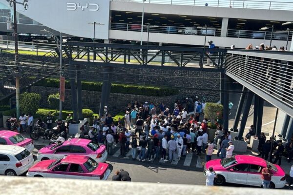 Caos vial en Insurgentes Sur por bloqueo de taxistas