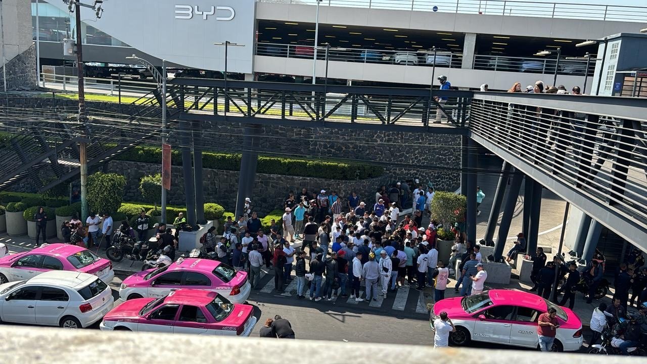 Caos vial en Insurgentes Sur por bloqueo de taxistas