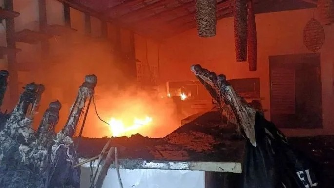 Así la violencia en Acapulco: restaurante incendiado