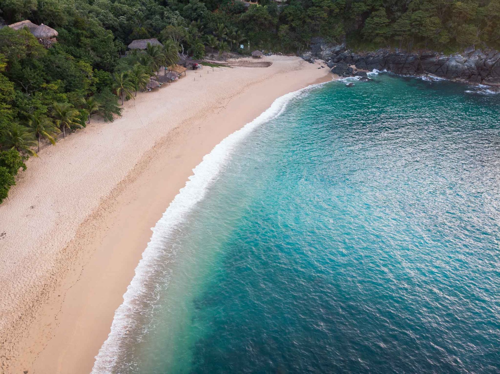 Descubre el amor en la costa de Oaxaca: 7 lugares para una escapada romántica