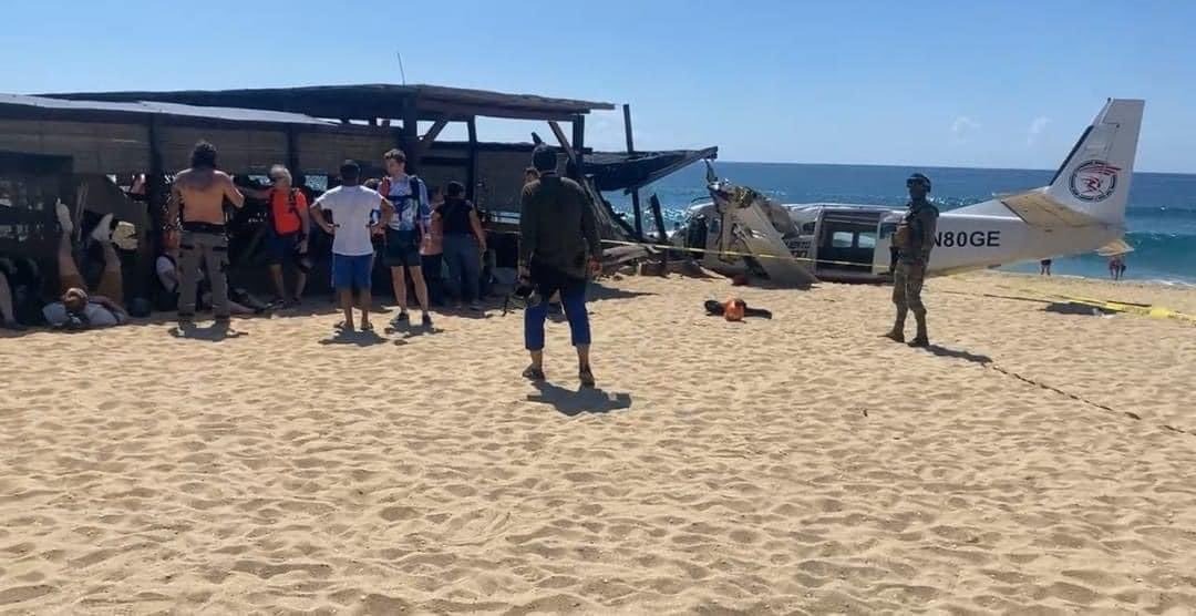 Avioneta Cessna realiza aterrizaje de emergencia en Puerto Escondido, Oaxaca