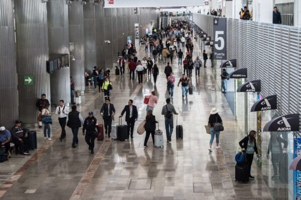 AICM encara menos pasajeros y TUA en alza