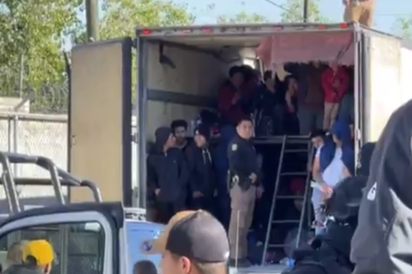 200 Migrantes en caja de tráiler en Coahuila