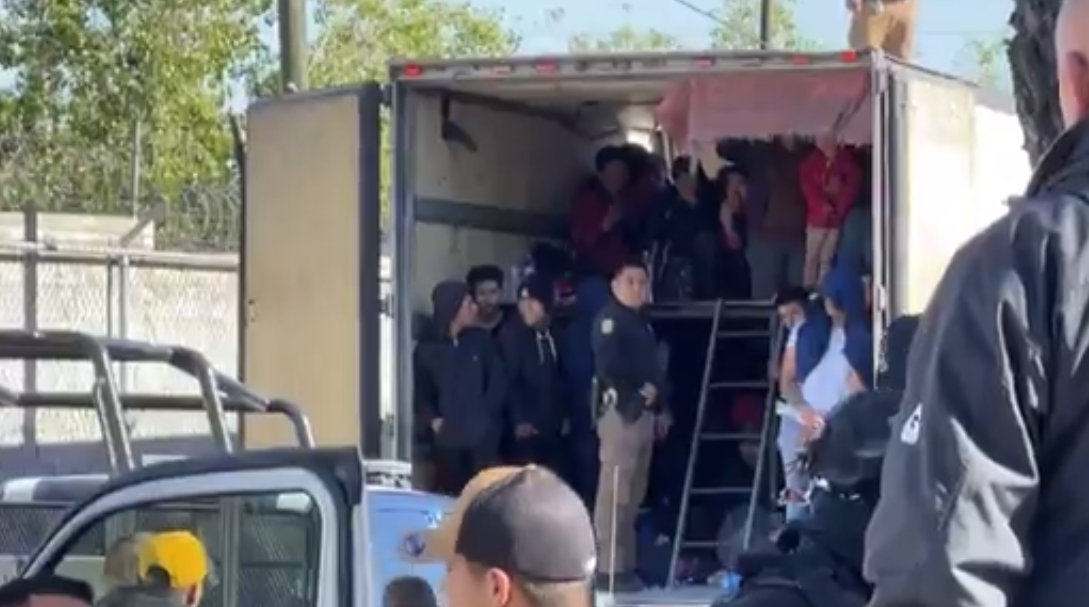 200 Migrantes en caja de tráiler en Coahuila