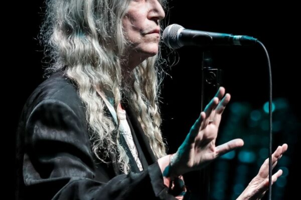 Patti Smith: un viaje sensorial en el Teatro de la ciudad