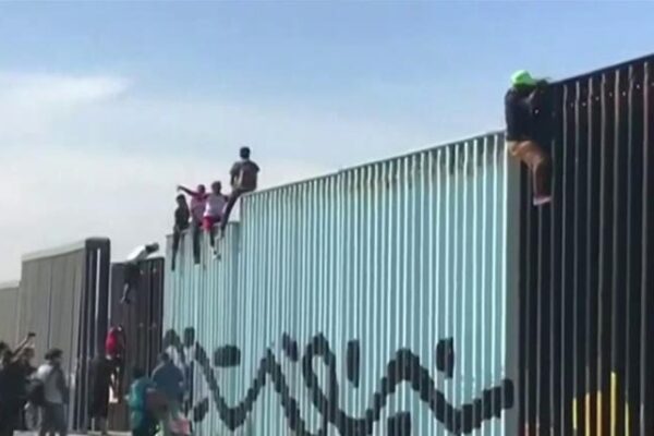 Riesgo en la frontera: migrantes caen del muro