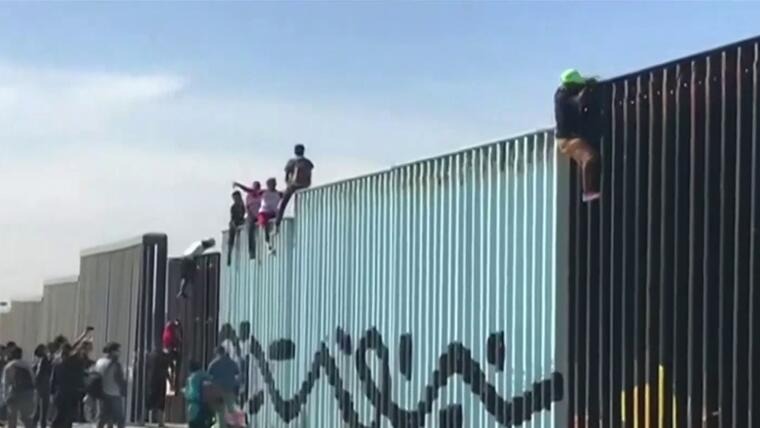 Riesgo en la frontera: migrantes caen del muro