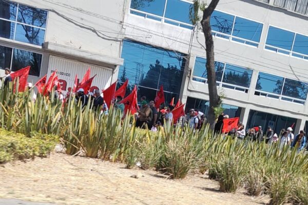 Manifestacion en Toluca a la altura de Torres Bicentenario