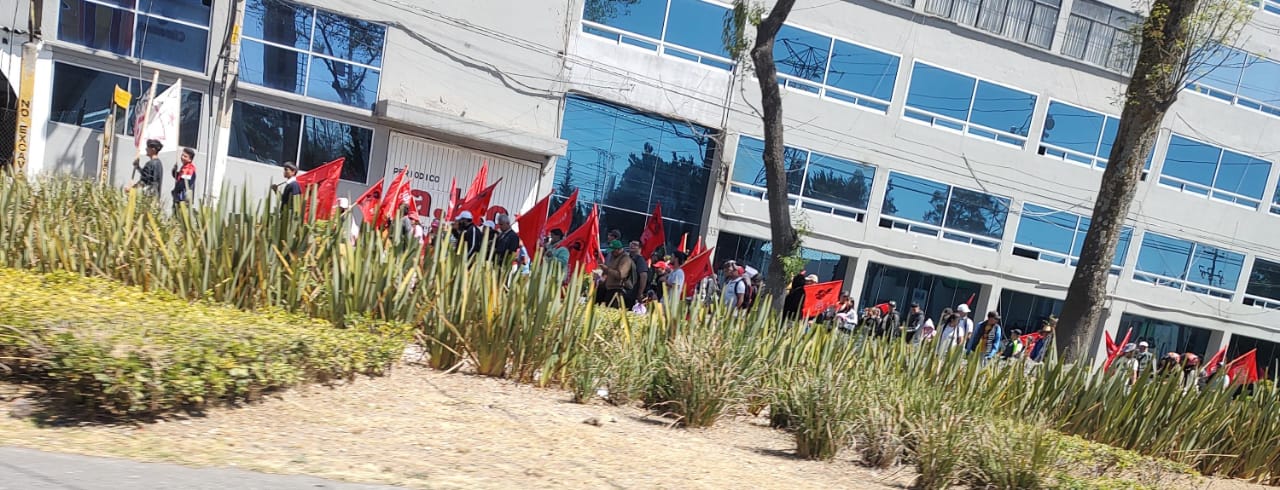 Manifestacion en Toluca a la altura de Torres Bicentenario