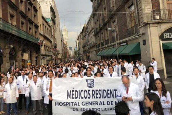 Médicos residentes demandan pago urgente; amenazan con protesta