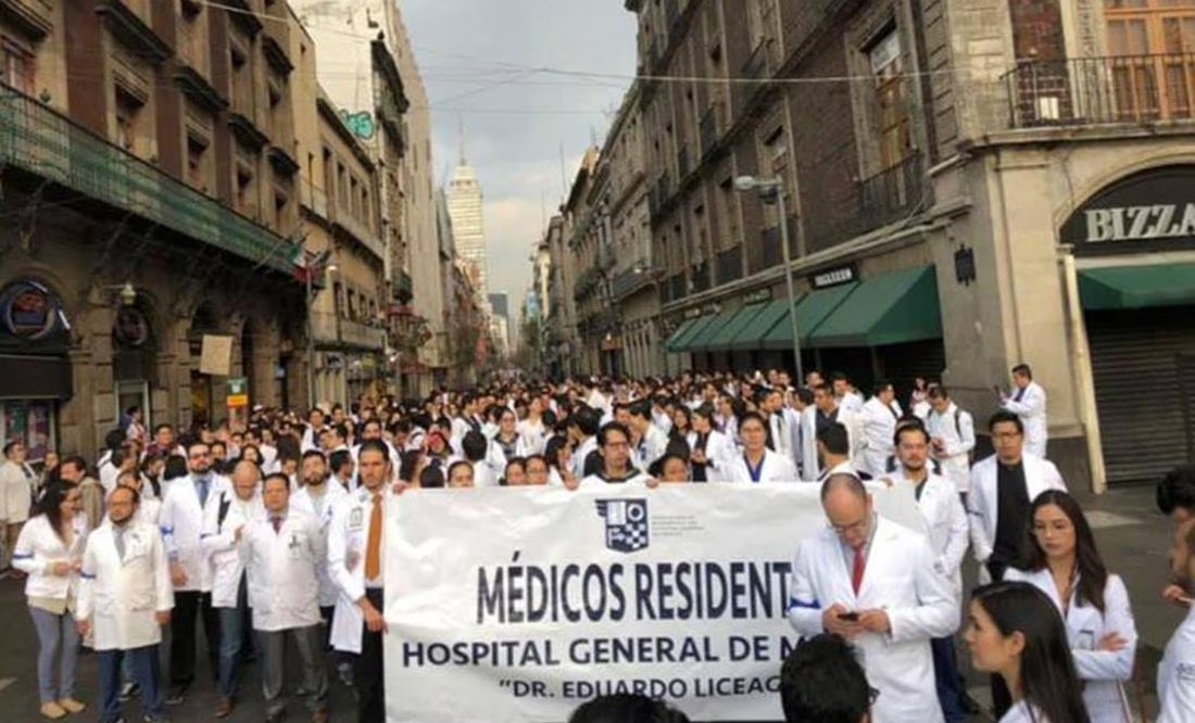 Médicos residentes demandan pago urgente; amenazan con protesta