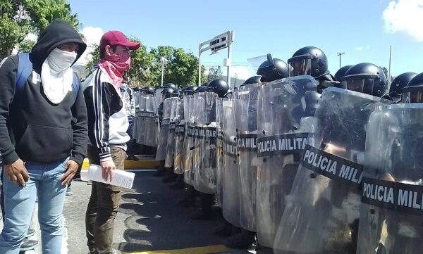 Alumnos de Ayotzinapa utilizan artefactos pirotécnicos en protesta frente a la Fiscalía de Guerrero