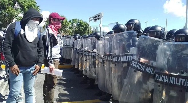 Alumnos de Ayotzinapa utilizan artefactos pirotécnicos en protesta frente a la Fiscalía de Guerrero