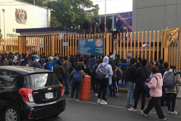 Estudiantes toman instalaciones de la UNAM