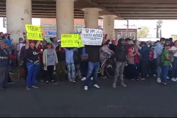 Vecinos de Chimalhuacán bloquean carretera México-Texcoco